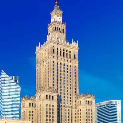 Pałac Kultury i Nauki w Warszawie na tle niebieskiego nieba